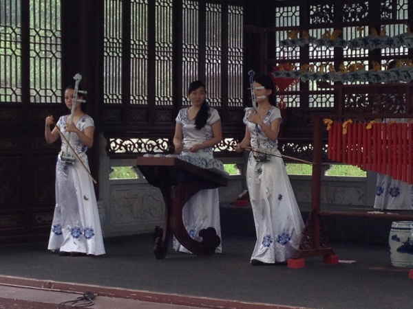 Jingdezheng - Mädchengruppe spielt Klassik-Hits auf Porzellan-Instrumenten